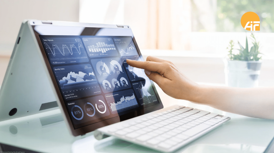 Ein geöffneter Laptop mit angezeigten Diagrammen.