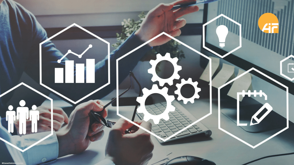 Mehrere Personen, die an einem Computer sitzen und diskutieren. Darüber schweben mehrere Symbole.