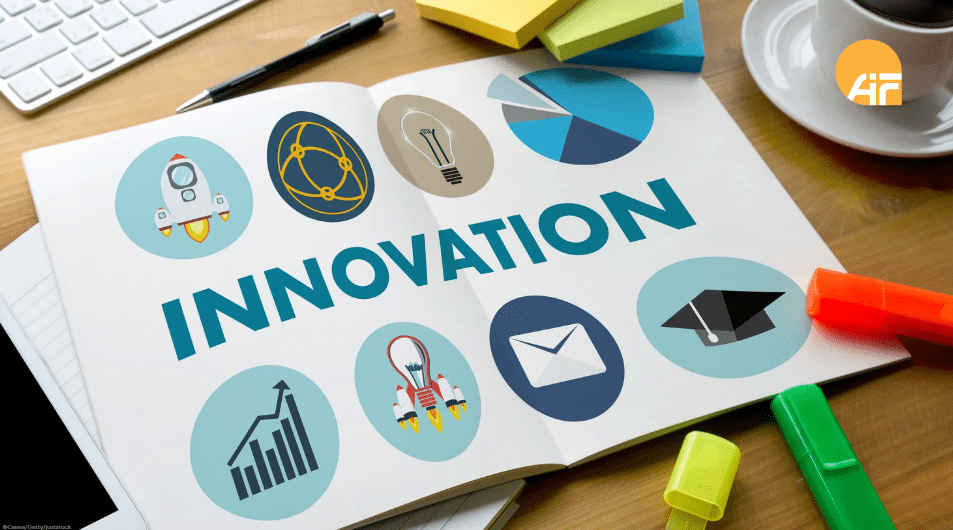 Ein aufgeklapptes Buch mit mehreren Stiften und dem Schriftzug Innovation.