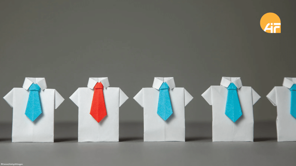 Gefaltete Origami-Figuren nebeneinander. Diese zeigen Hemd und Krawatte.