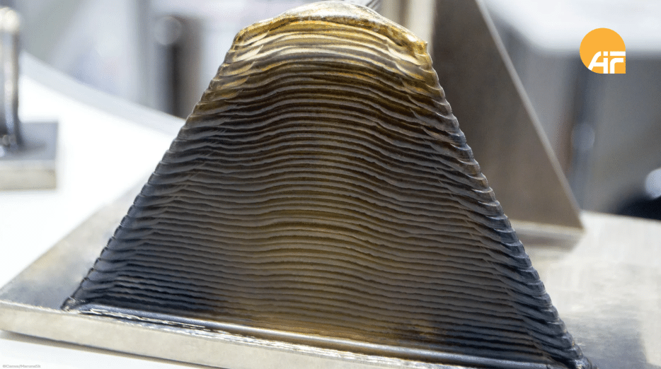 Verschiedene Schweißnahten auf einem Stahlstück.