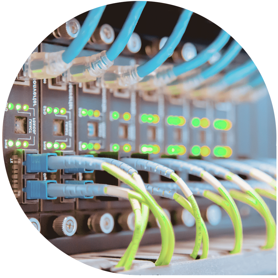 © Canva/A stockphoto/Getty Images Pro Verkabelung an einem technischen Gerät.